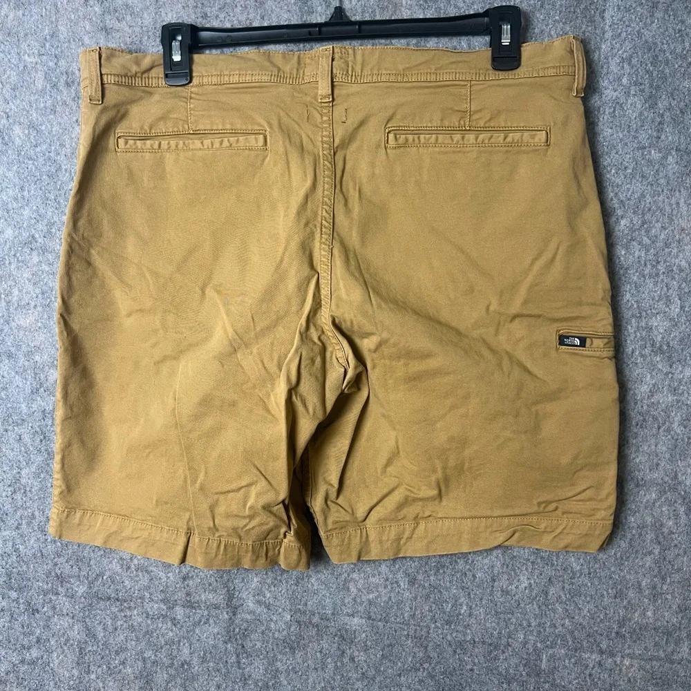 The North Face Men's 38 Regular Tan‎ Flat Front Khaki Shorts